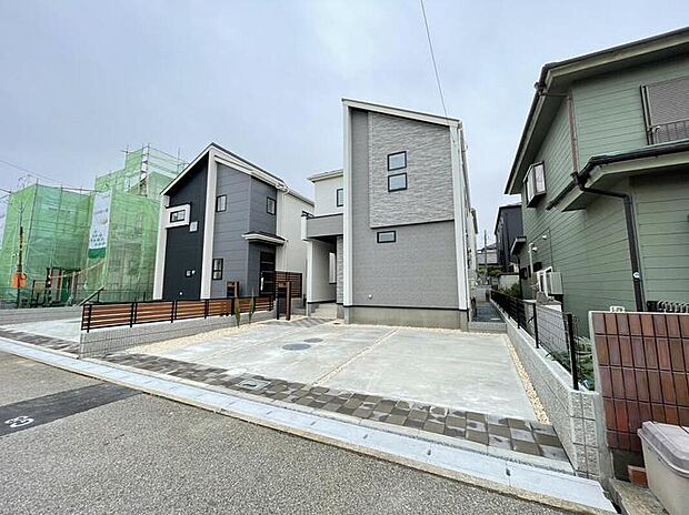 【前面道路含む現地写真】≪1号棟≫
資料送付・ご見学即対応！建物完成しておりますので、室内ご内覧いただけます♪ご不明点等、スタッフがしっかりと説明させていただきますので、安心して現地をご覧ください♪