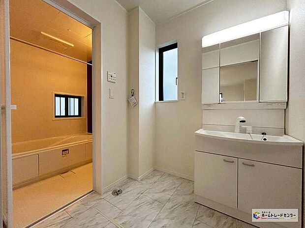 【洗面台・洗面所】≪Ｃ号棟≫
明るく清潔感溢れるサニタリースペース。毎日使う場所だからこそ、快適な空間となっております♪