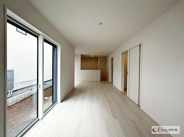 【リビング】【2号棟】陽当りの良いリビングは明るく風通しの良い２面採光。ご家族の様子が感じられ、安心さと心地よさを実現した快適空間。