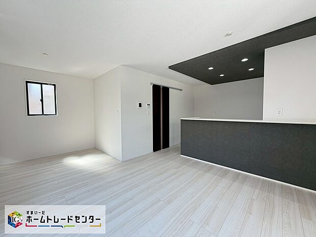 【リビング】大きな窓のあるリビングは、陽光あふれる明るい空間です♪当日のご見学予約も承ります。同じものは２つとない「夢のマイホーム」との出会いが待っているかもしれません。