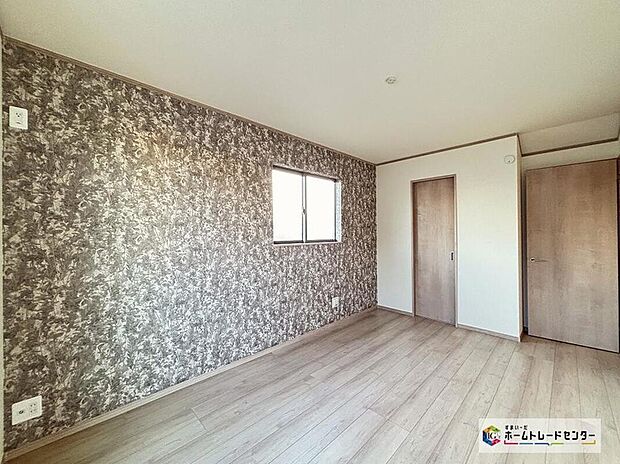 【リビング以外の居室】アクセントクロスがおしゃれな洋室はウォークインクローゼットを設え、お部屋をすっきり片づけでくつろぐことができるプライベート空間♪