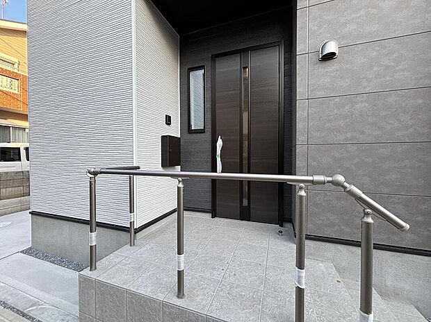 【玄関】『家の顔』とも言える玄関は、洗練されたシャープな印象。上質なタイルが美しく機能的なアプローチはご家族や来訪者をスマートに迎え入れます。