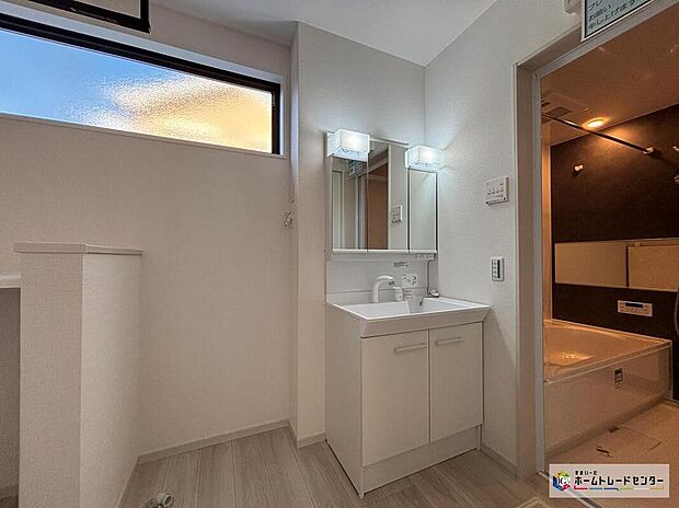 【洗面台・洗面所】白を基調とした爽やかなサニタリースペース。清潔感のある快適空間です。毎日の身支度も快適に気持ち良くお使い頂けます。