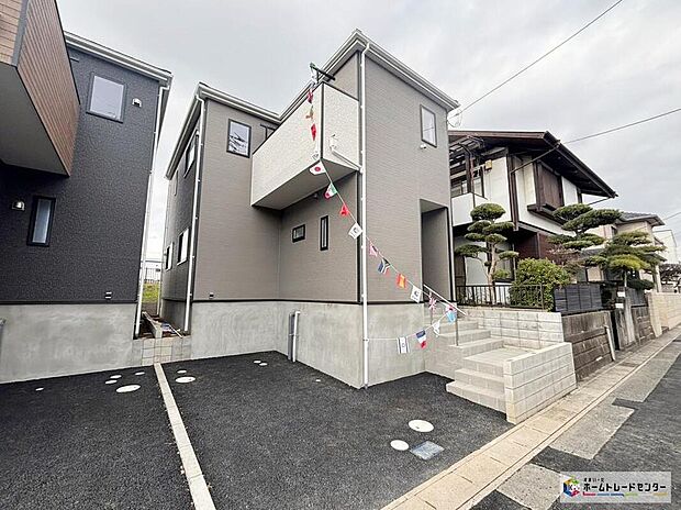 【現地外観写真】☆1号棟☆
一戸建ての大きなメリットは、「自分の土地」を自由に使えること。好きなペットが飼えるほか、ガーデニングやＤＩＹ、車やバイクの手入れなど様々な趣味を楽しめます♪