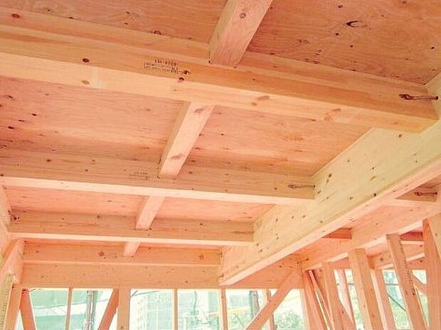 【横揺れに強い「剛床工法」を採用】構造用面材を土台と梁に直接留めつける工法で、床をひとつの面として家全体を一体化することで、横からの力にも非常に強い構造となります。家屋のねじれを防止し、耐震性に優れた効果を発揮します。