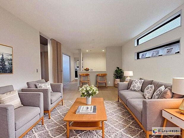 【リビング】大きな窓のあるリビングは、陽光あふれる明るい空間です。居心地良く、ご家族皆がゆったり寛げる憩いの空間となりそうです。※こちらはCGで画像を生成したイメージ画像になります。家具などは付いておりません。