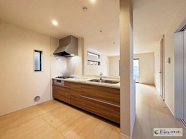 【キッチン】対面式キッチンからは、リビングにいるご家族の様子が一目で分かります。小さいお子様がいても安心です。