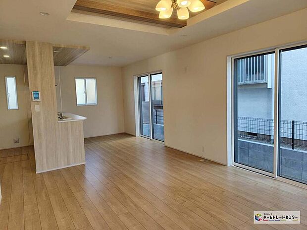 【リビング】陽当りの良いリビングは明るく風通し良好◎ご家族の様子が感じられ、安心さと心地よさを実現した快適空間。