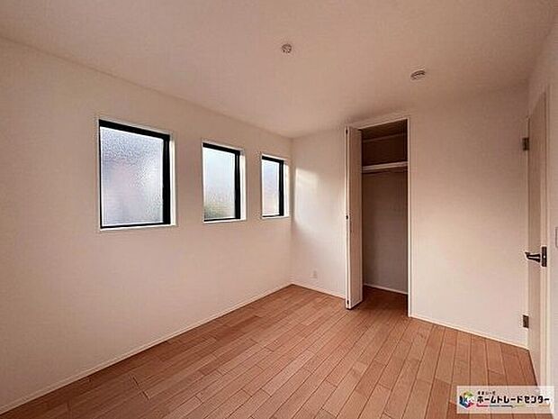 【リビング以外の居室】【1号棟】清潔感あふれる優しいホワイトのクロスはどんな色やデザインの家具や建具にも調和しやすく、統一感が出やすいのが特徴です。