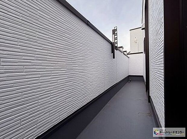 【バルコニー】【1号棟】広々としたバルコニーは、太陽の光がたくさん♪ご家族のお洗濯物やお布団もたっぷり干せる頼もしい存在です♪たくさんの洗濯物や全員の布団を一気に干せますね♪