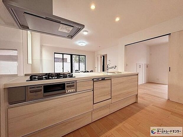 【リビング】【1号棟】大きなお鍋やフライパンなどもすっぽりと収納できます！床下収納もしっかり完備。たっぷり収納できると、その分作業場が広くなるので、お料理も快適に進められますね♪