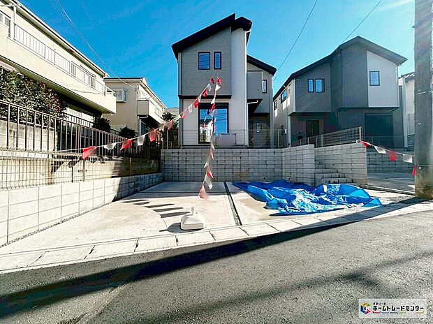 【駐車場】≪1号棟≫
カースペース２台分ございますので、家族分の自転車を駐輪したり、来客用の駐車スペースとしてもお使いいただけます。