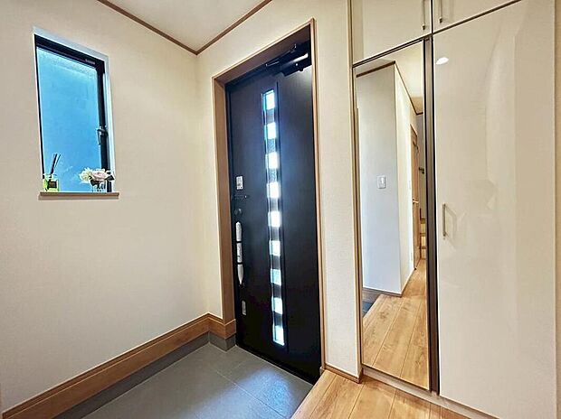 【玄関】ミラー付きの玄関収納を採用。多くの靴を収納できる上、飾り棚を利用して、お越しいただくお客様をおもてなしできます♪