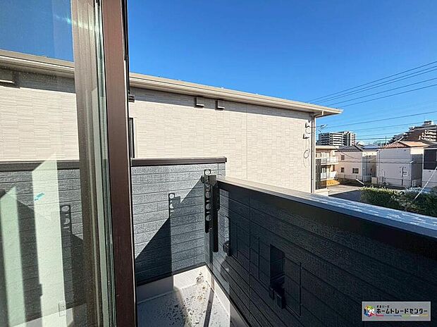【バルコニー】【３号棟】広々としたバルコニーは、太陽の光がたくさん♪ご家族のお洗濯物やお布団もたっぷり干せる頼もしい存在です♪たくさんの洗濯物や全員の布団を一気に干せますね♪