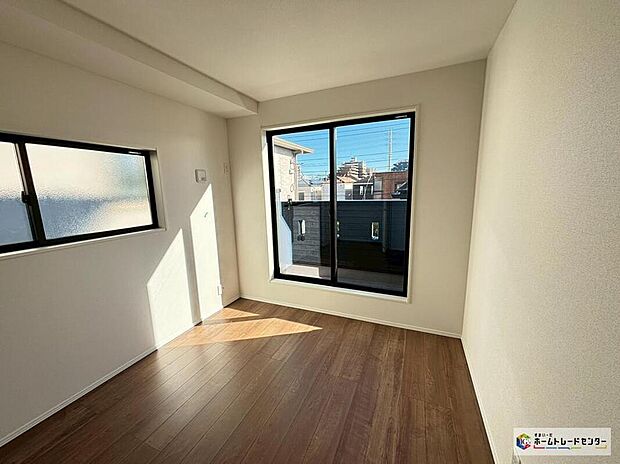 【リビング以外の居室】【３号棟】2面採光を確保した明るい室内は、風通しも良く居心地の良い空間。窓が多いことで空間が広く感じられ開放感ある生活が遅れます。自然光がたっぷり入るお部屋は気分が明るくなますね♪