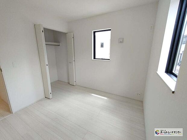 【リビング以外の居室】穏やかな日差しが降りそそぐ室内は季節を問わず快適に過ごせます。豊富な自然光が部屋を広く感じさせ、インテリアや観葉植物を活かした空間づくりに適しています！