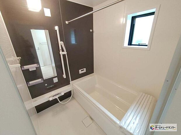 【浴室】嬉しい浴室換気乾燥機付きです！雨の日や外出時に洗濯物を干せて便利！寒い季節はあらかじめ浴室内を暖めて快適に入浴できますね！