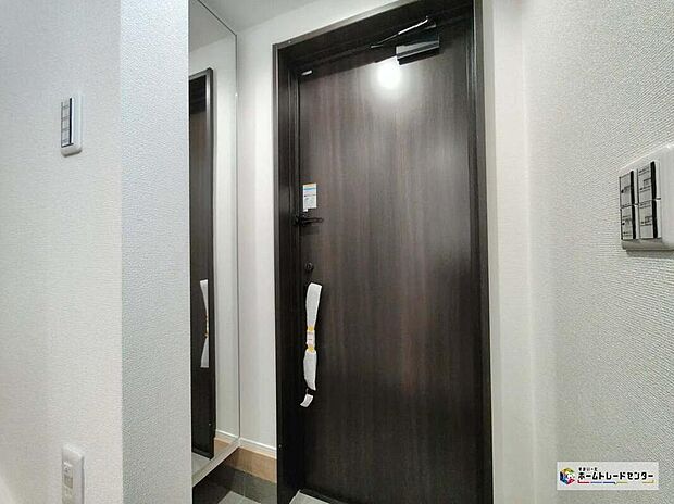 【玄関】【３号棟】シューズボックスには姿見がついているため、外出前の身支度を終えた状態で全身のコーディネートを確認できます！