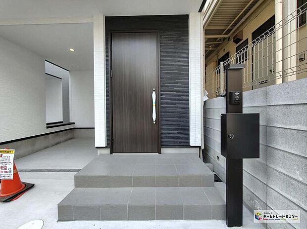 【玄関ドア】【３号棟】『家の顔』とも言える玄関は、明るく暖かみのあるな印象。上質なタイルが美しく機能的なアプローチはご家族や来訪者を優しく迎え入れます。