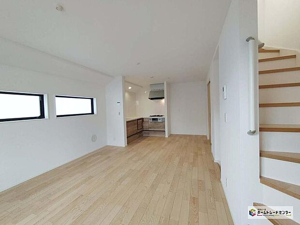 【リビングルーム】リビングイン階段設置の優しい雰囲気の漂うLDKは明るさと温かみのある家族団らんのスペース♪