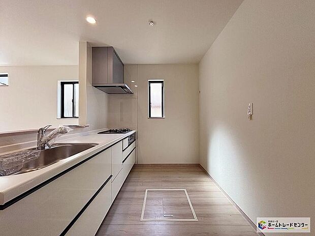 【キッチン】リビングを見渡せる対面仕様です!お料理中も室内の様子が分かり安心感があります♪窓付きで換気もしやすく、明るさも確保された空間です!