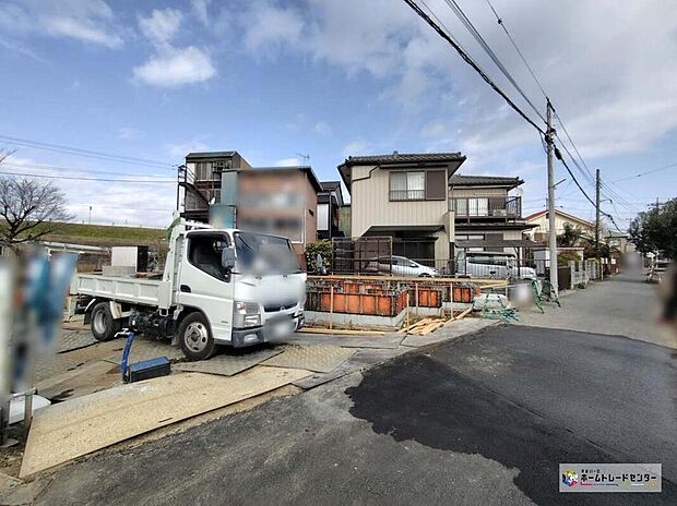 【現地外観写真】南からの陽光たっぷり降りそそぐ明るいお住まいです。どのお部屋も、採光良好な風通しの良い快適な空間となっております。