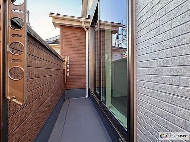 【バルコニー】広々としたバルコニーは、太陽の光がたくさん♪ご家族のお洗濯物やお布団もたっぷり干せる頼もしい存在です♪たくさんの洗濯物や全員の布団を一気に干せますね♪