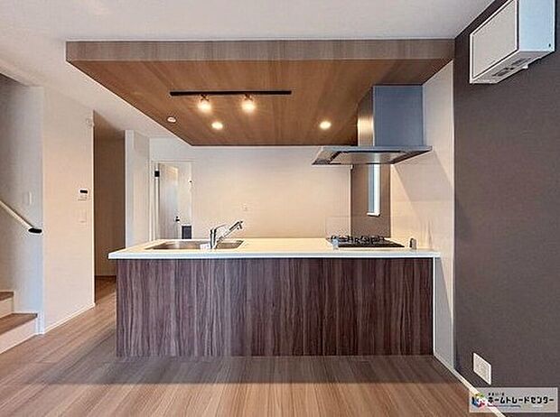 【キッチン】おしゃれなカウンターキッチン♪食卓も会話が弾みます♪ご家族と会話をしながらのお料理は楽しいですね。出来上がった料理をお子さんが運ぶなどお手伝い時間も増えそう!