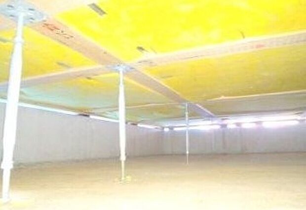 【強く頑丈な床支持材】建物の床を支える「床束」と呼ばれる支持材に、サビやシロアリを寄せ付けない鋼製の床束を採用。　従来品に比べ信頼性が高く、安心の強度で頑丈な構造を支えます。　長期間の使用でも痩せず、腐らず、メンテナンス性にも優れた素材です。