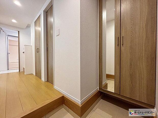 【玄関】☆2号棟☆大容量のシューズボックスを備え、ご家族の履物をまとめて収納できるため散らかりがちな玄関をすっきりときれいに保てます!