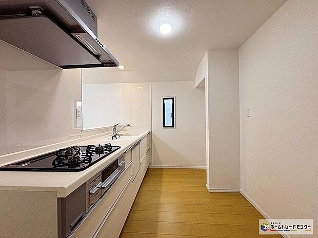 【キッチン】☆2号棟☆開放的な対面キッチンはご家族の声や姿を感じられ、安心して料理を楽しめます!明るさと解放感でご家族の集まるリビングがより快適で居心地の良い空間になります。