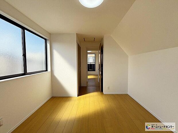 【リビング以外の居室】☆2号棟☆2面採光を確保した明るい室内は、風通しも良く居心地の良い空間。窓が多いことで空間が広く感じられ開放感ある生活が遅れます。自然光がたっぷり入るお部屋は気分が明るくなますね♪