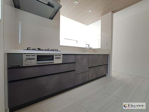 【キッチン】どこを開けても大容量収納のビッグスライドキッチン。圧力鍋やパスタ鍋などかさばる調理器具も楽々収納できます♪