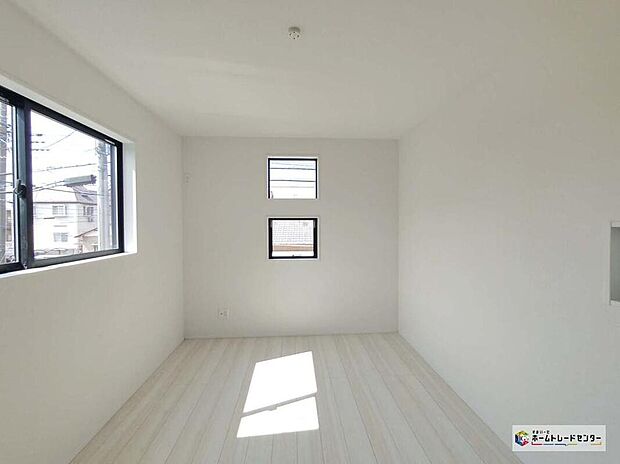 【リビング以外の居室】お陽さまの光をさわやかな風をたっぷりとりこめます。室内はいつも明るい印象なので気持ちの良い朝を迎えられます。毎日の生活も明るくなりそうです♪