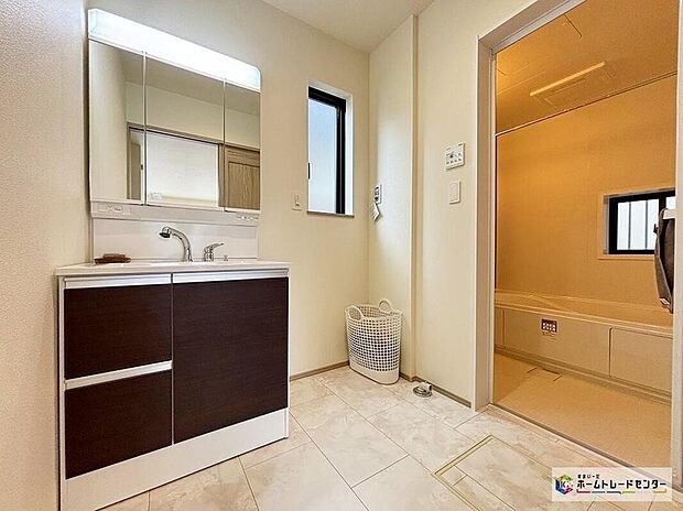 【洗面台・洗面所】散らかりがちな洗面台も三面鏡の後ろの収納でスッキリ♪
三面鏡の後ろ以外にも収納がございますので、ちょっとした生活用品等の収納もできます!