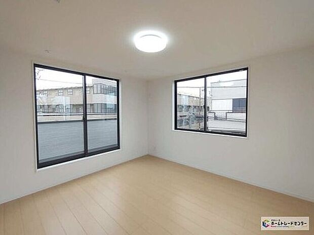 【リビング以外の居室】2面採光を確保した明るい室内は、風通しも良く、大変居心地の良い空間となっております。爽やかな風を感じて起きる朝は、快適生活の始まりに!