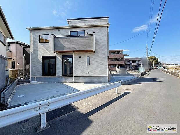 【前面道路含む現地写真】スタイリッシュな外観に広々としたLDK！扉を開ければ居心地の良い豊かな空間が広がります。暮らしを豊かにサポートする充実の設備。魅力が詰まったお住まいです☆