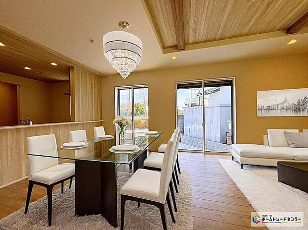 【リビング】陽当りの良いリビングは明るく風通しの良い２面採光。ご家族の様子が感じられ、安心さと心地よさを実現した快適空間。※こちらはCGで画像を生成したイメージ画像になります。家具などは付いておりません。