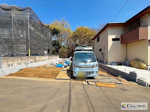 【現地外観写真】一戸建ての大きなメリットは、「自分の土地」を自由に使えること。好きなペットが飼えるほか、ガーデニングやDIY、車やバイクの手入れなど様々な趣味を楽しめます♪