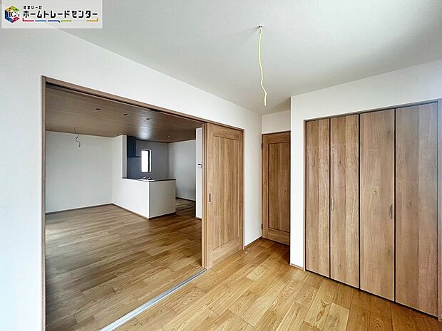 【B号棟 リビング以外の居室】充分な広さの収納を備え、採光良好な洋室は、快適空間。プライベートの時間もゆったりお寛ぎ頂けそうです。