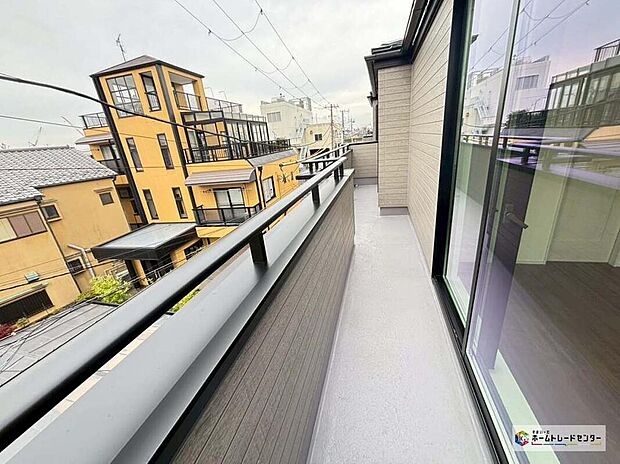 【 バルコニー】B号棟
南側に配されたルーフバルコニーは、広々。暖かい陽光たっぷり降りそそぎ、洗濯や布団干しも快適です。