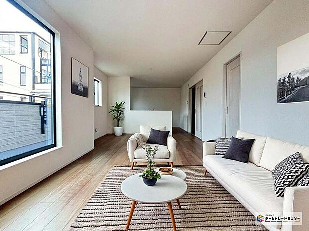 【リビング ※B号棟】ゆとりある空間で開放感があるリビングです♪採光にも優れていて過ごしていて気持ちのいいリビングです!※こちらはCGで画像を生成したイメージ画像になります。家具などは付いておりません。