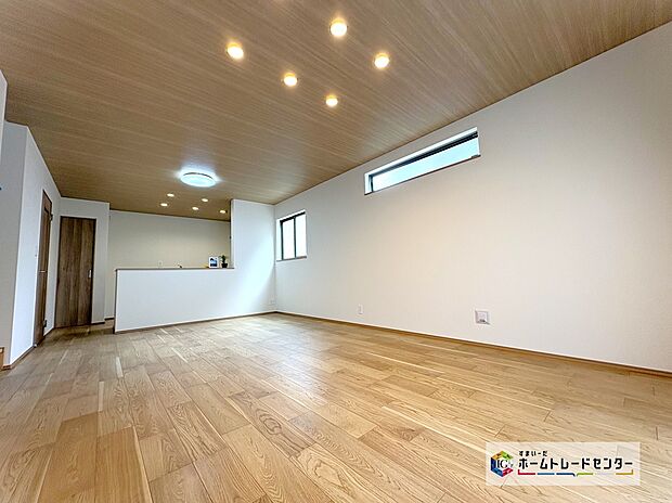 【リビング】住まいの中心となるLDKは広々として快適です!大きな窓からは明るい光が降りそそぎます♪家族がゆったりとくつろげる居心地の良い空間です。