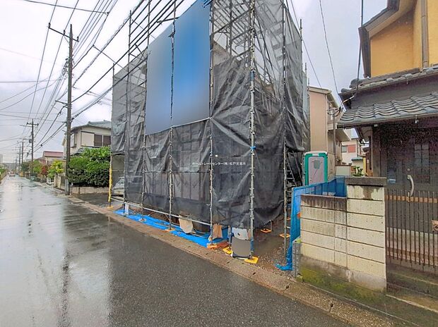 【現地外観写真】収納が充実した暮らしの空間整うお住まいです♪南からの陽光がたっぷりと降り注ぎ、どのお部屋も採光良好な風通しの良い快適な空間となっております。まずはお気軽にお問い合わせください♪