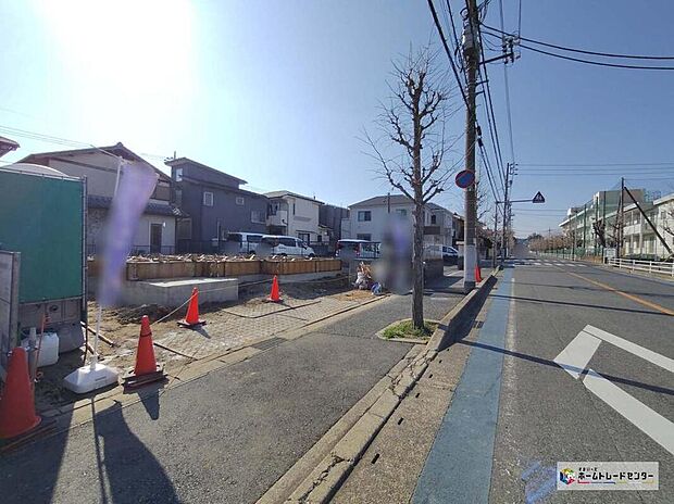 【前面道路含む現地写真】採光、生活動線、収納力を考慮した個性豊かな魅力溢れるプラン。地震に強いオリジナル工法を是非お確かめ下さい♪