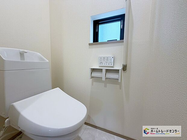 【トイレ】窓付きのトイレスペース。陽射し差し込む明るい空間となっております。また、換気環境も良好です。冬でも安心の温水洗浄便座♪