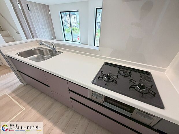 【キッチン】【C号棟】カウンターキッチンになっており、リビングダイニングを見渡せるようになっております♪
お食事の準備をしながらでもご家族とのコミュニケーションを楽しめますね。