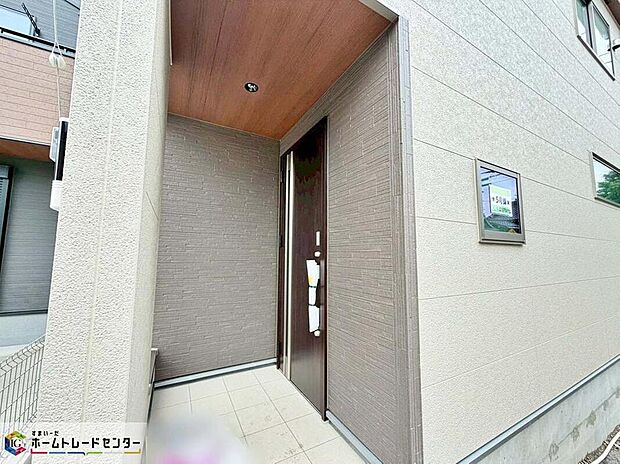 【玄関】【5号棟】
ガラススリットの入った玄関ドアは室内に光を届けてくれる大事な存在です☆ウッドテイストの玄関ドアがお洒落です。