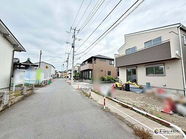 【前面道路含む現地写真】一戸建ての大きなメリットは、「自分の土地」を自由に使えること。好きなペットが飼えるほか、ガーデニングやＤＩＹ、車やバイクの手入れなど様々な趣味を楽しめます♪