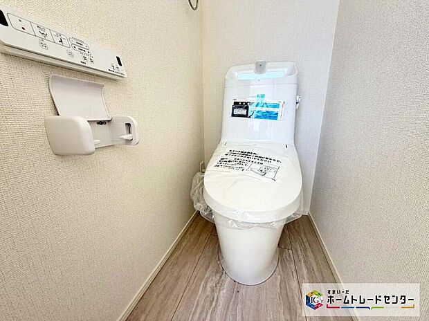 【トイレ】【1号棟】トイレスペースが1・2階にございますので、朝の混雑時に家族が分散して使用できます。またゲスト用・家族用と分けることも出来ますよ。